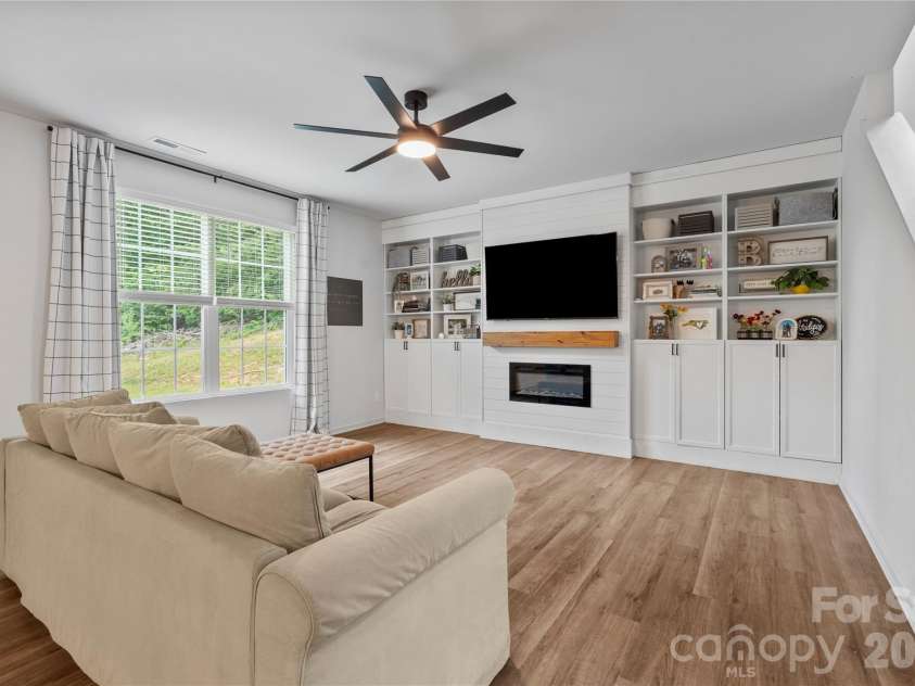 4604 Fairway Run Drive, Pfafftown, NC 27040.  MLS# CAR4405997, YatesRealty ID 42839. 