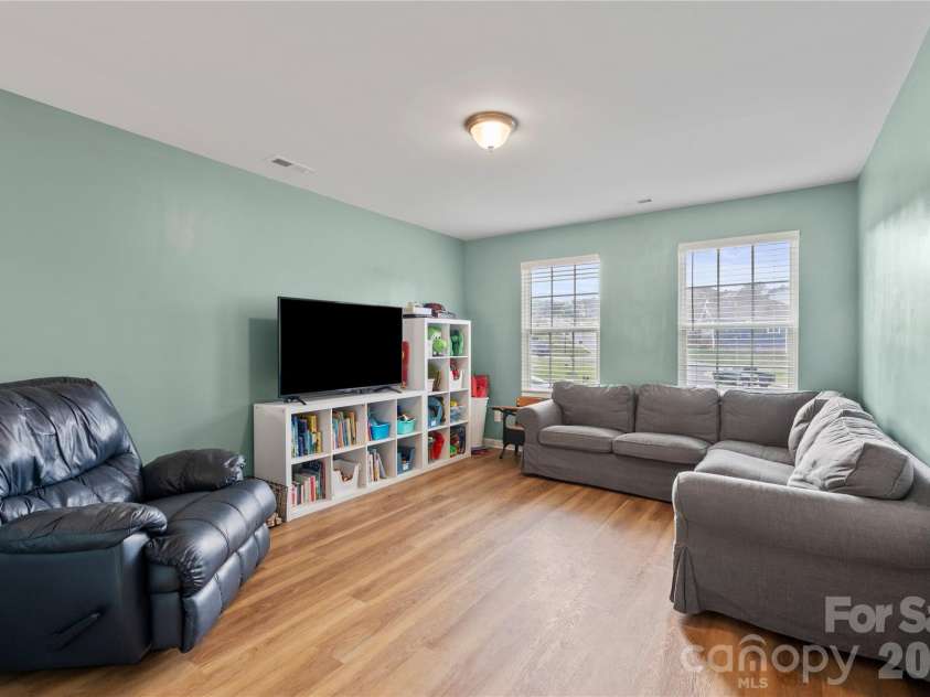 4604 Fairway Run Drive, Pfafftown, NC 27040.  MLS# CAR4405997, YatesRealty ID 42839. 