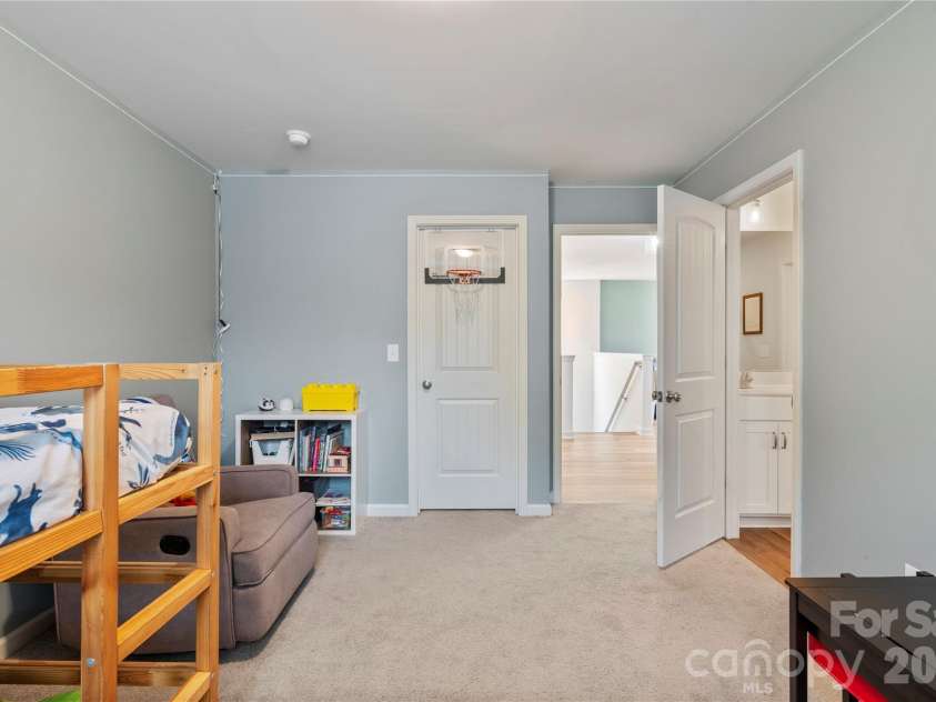 4604 Fairway Run Drive, Pfafftown, NC 27040.  MLS# CAR4405997, YatesRealty ID 42839. 