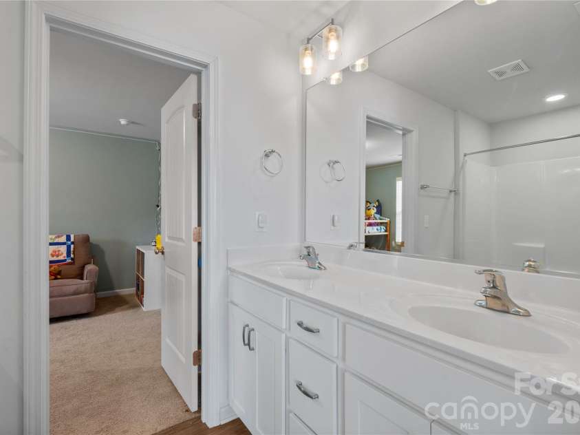 4604 Fairway Run Drive, Pfafftown, NC 27040.  MLS# CAR4405997, YatesRealty ID 42839. 