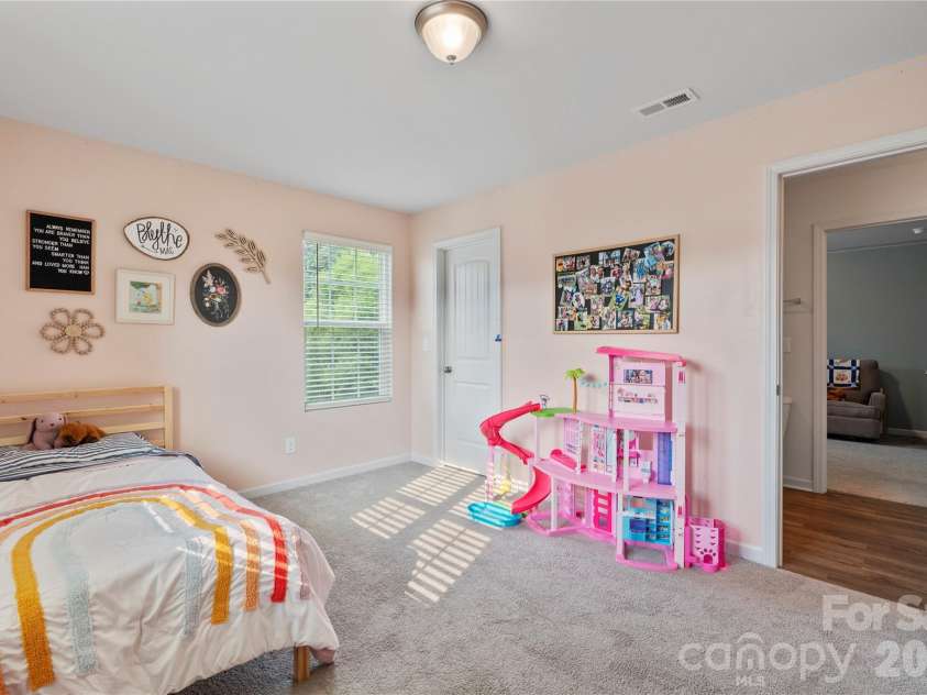 4604 Fairway Run Drive, Pfafftown, NC 27040.  MLS# CAR4405997, YatesRealty ID 42839. 