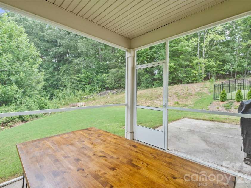 4604 Fairway Run Drive, Pfafftown, NC 27040.  MLS# CAR4405997, YatesRealty ID 42839. 