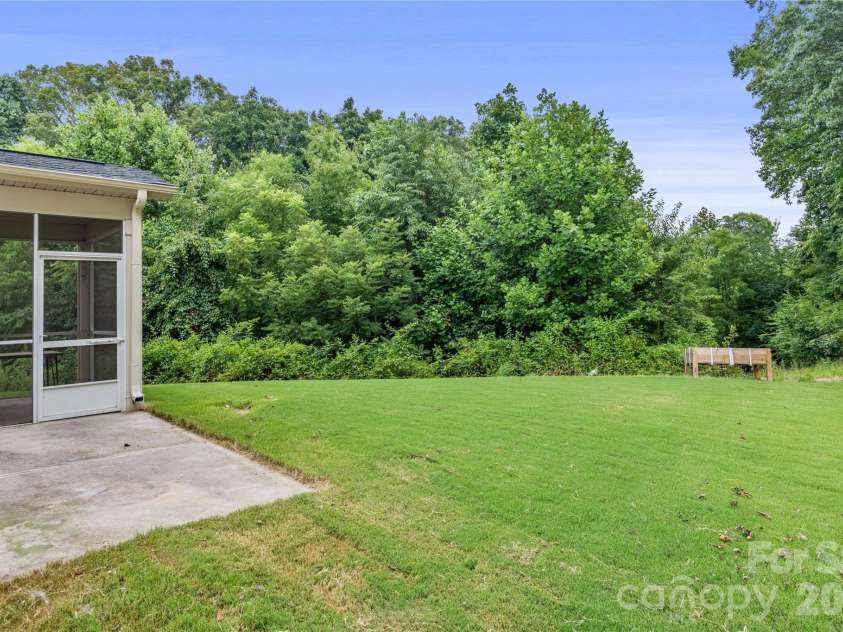 4604 Fairway Run Drive, Pfafftown, NC 27040.  MLS# CAR4405997, YatesRealty ID 42839. 