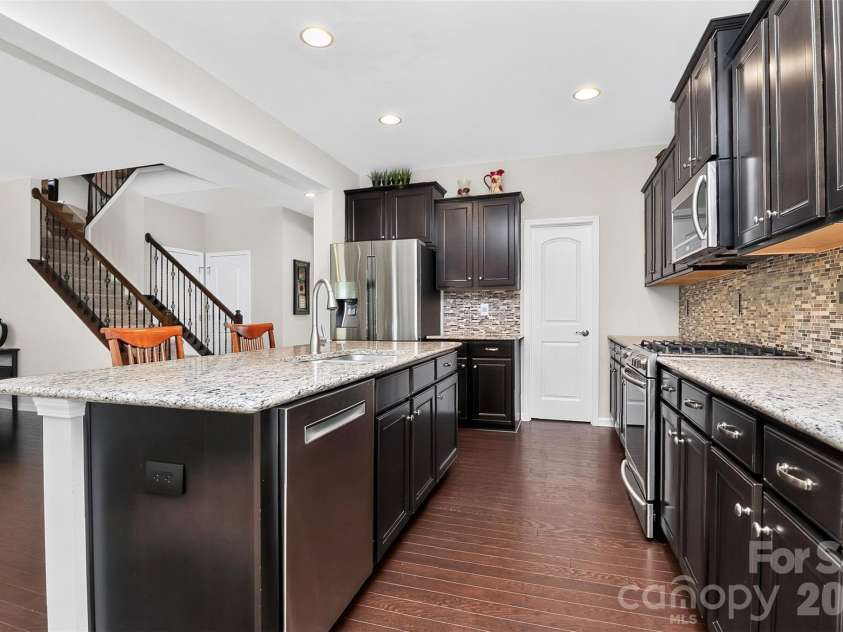 5409 Poplar Knoll Drive, Matthews, NC 28105.  MLS# CAR4413304, YatesRealty ID 42845. 