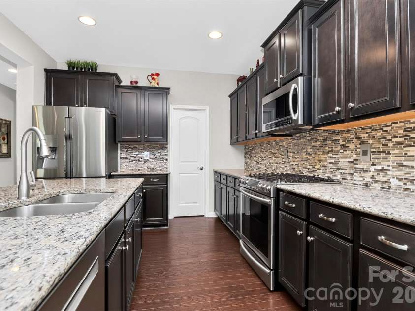 5409 Poplar Knoll Drive, Matthews, NC 28105.  MLS# CAR4413304, YatesRealty ID 42845. 