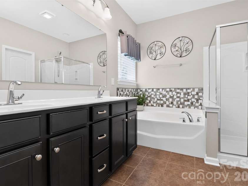5409 Poplar Knoll Drive, Matthews, NC 28105.  MLS# CAR4413304, YatesRealty ID 42845. 