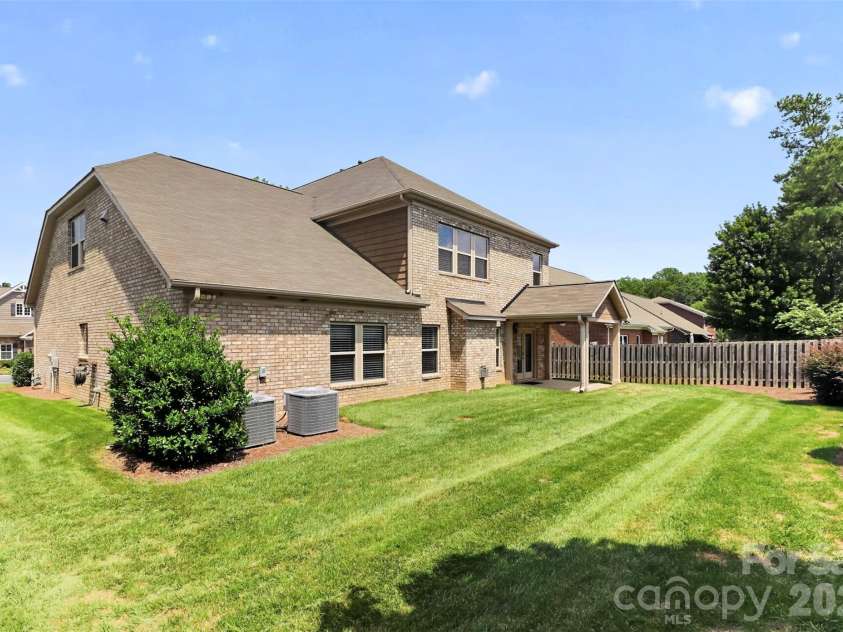 5409 Poplar Knoll Drive, Matthews, NC 28105.  MLS# CAR4413304, YatesRealty ID 42845. 