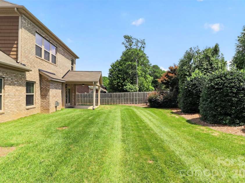 5409 Poplar Knoll Drive, Matthews, NC 28105.  MLS# CAR4413304, YatesRealty ID 42845. 
