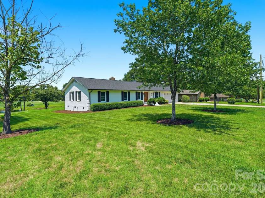 1335 Stoneyridge Drive, Charlotte, NC 28214.  MLS# CAR4407877, YatesRealty ID 42846. 