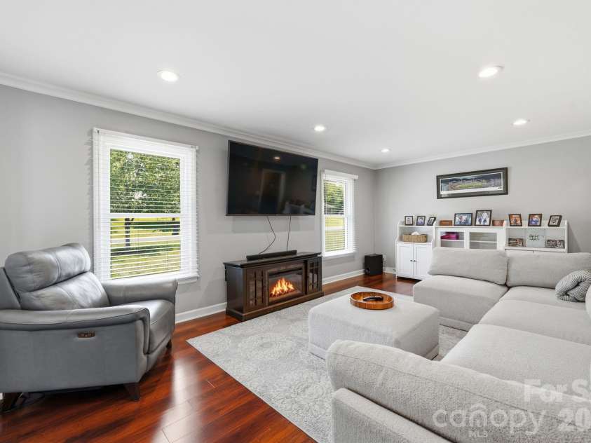 1335 Stoneyridge Drive, Charlotte, NC 28214.  MLS# CAR4407877, YatesRealty ID 42846. 