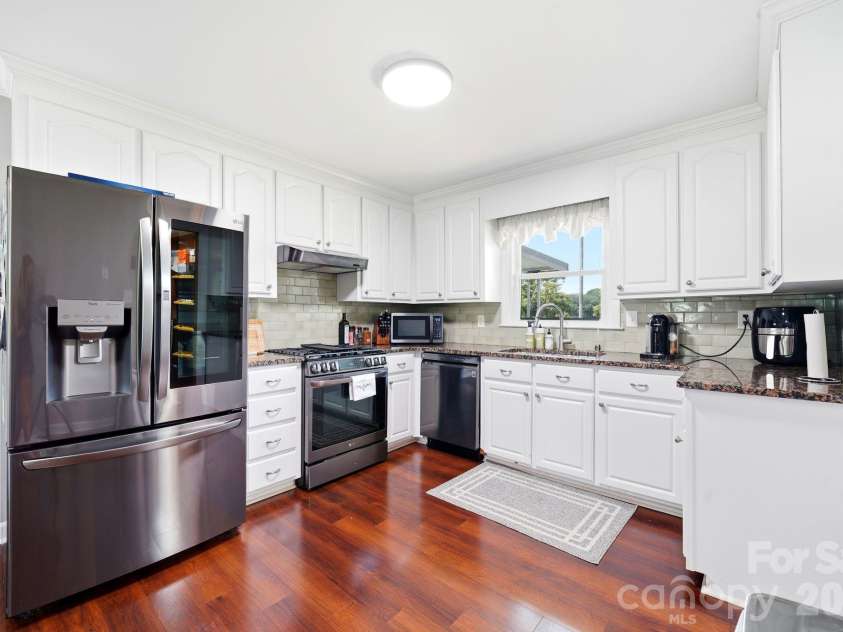 1335 Stoneyridge Drive, Charlotte, NC 28214.  MLS# CAR4407877, YatesRealty ID 42846. 