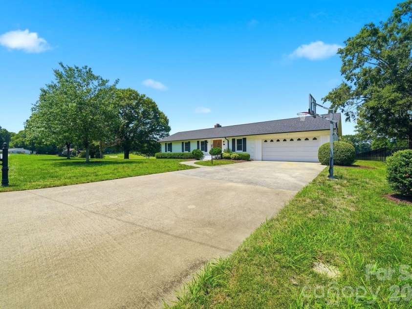 1335 Stoneyridge Drive, Charlotte, NC 28214.  MLS# CAR4407877, YatesRealty ID 42846. 