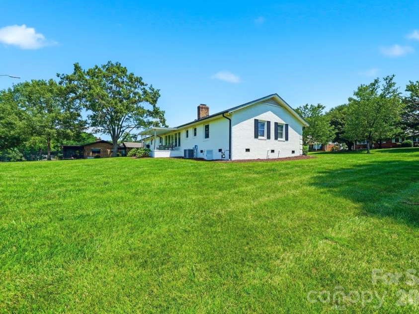 1335 Stoneyridge Drive, Charlotte, NC 28214.  MLS# CAR4407877, YatesRealty ID 42846. 