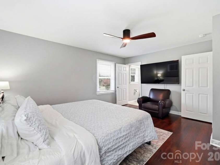 1335 Stoneyridge Drive, Charlotte, NC 28214.  MLS# CAR4407877, YatesRealty ID 42846. 
