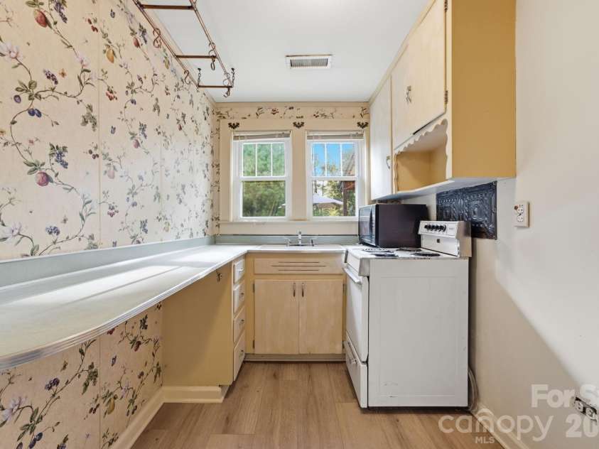 1686 Dutch Cove Road, Canton, NC 28716.  MLS# CAR4404368, YatesRealty ID 42857. Studio kitchen in basement