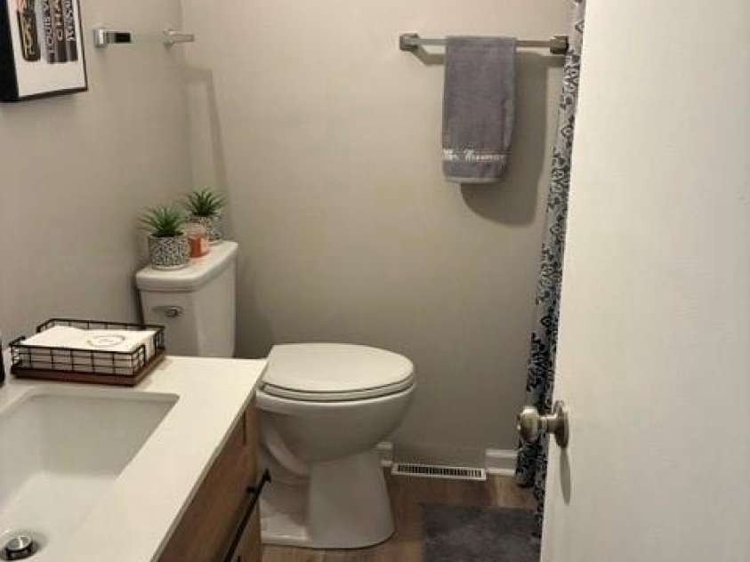 3208 Fitzgerald Place, Greensboro, NC 27405.  MLS# CAR4413021, YatesRealty ID 42858. Full Bath/ Hallway
