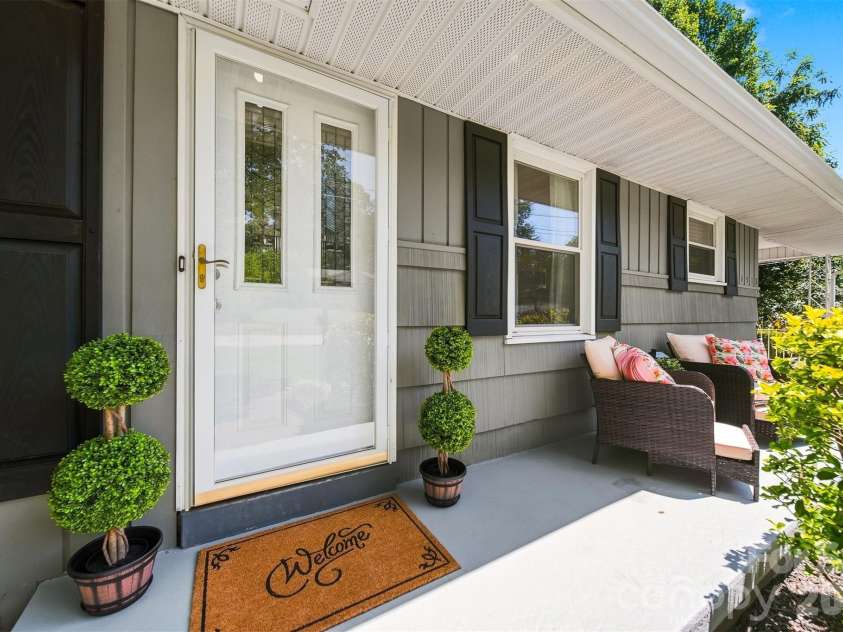 1518 11th Street, Hickory, NC 28601.  MLS# CAR4410001, YatesRealty ID 42860. Cute front porch!