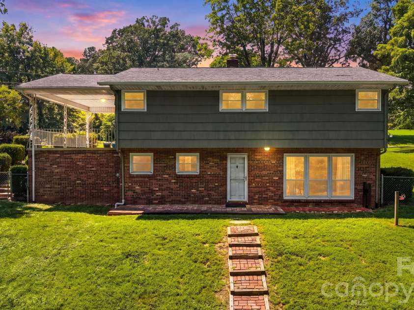 1518 11th Street, Hickory, NC 28601.  MLS# CAR4410001, YatesRealty ID 42860. Full basement!