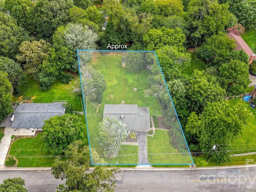 1518 11th Street, Hickory, NC 28601.  MLS# CAR4410001, YatesRealty ID 42860. Half acre lot!