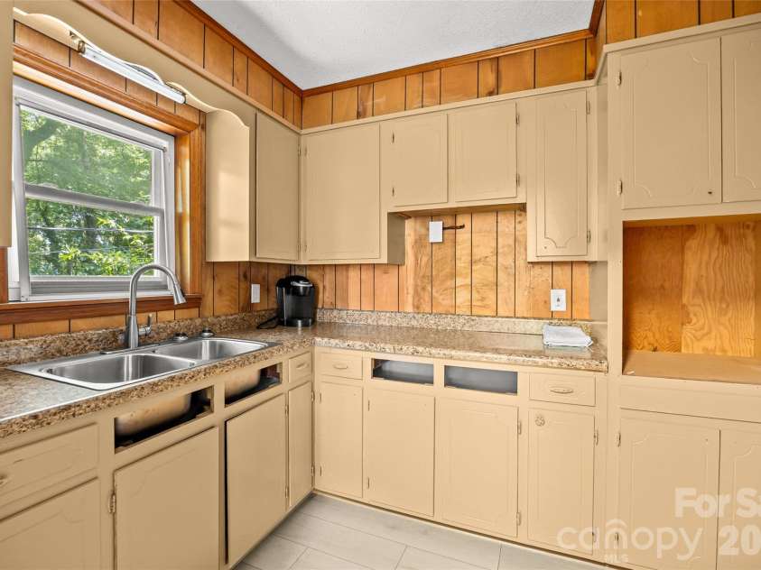 717 Wren Road, Gastonia, NC 28056.  MLS# CAR4411384, YatesRealty ID 42874. 