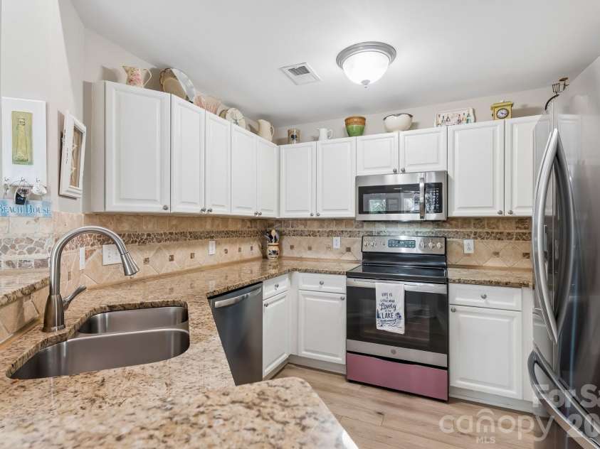 7844 Village Harbor Drive, Cornelius, NC 28031.  MLS# CAR4356496, YatesRealty ID 4288. Open kitchen