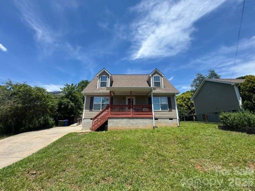 124 Oakland Road, Asheville, NC 28801.  MLS# CAR4409756, YatesRealty ID 42881. 