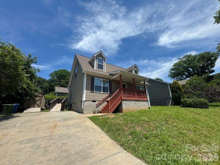124 Oakland Road, Asheville, NC 28801.  MLS# CAR4409756, YatesRealty ID 42881. 