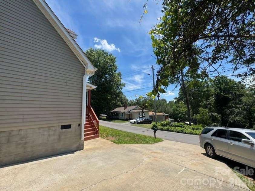 124 Oakland Road, Asheville, NC 28801.  MLS# CAR4409756, YatesRealty ID 42881. 