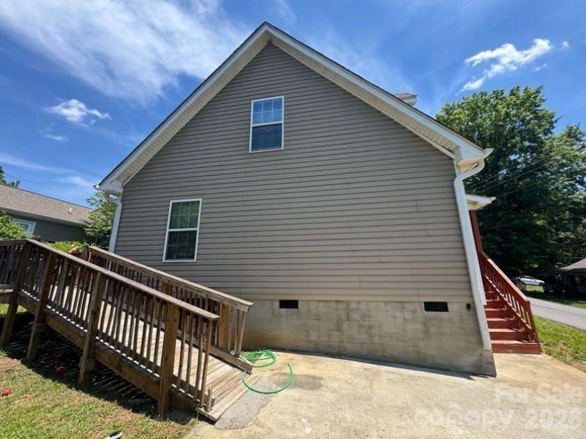 124 Oakland Road, Asheville, NC 28801.  MLS# CAR4409756, YatesRealty ID 42881. 