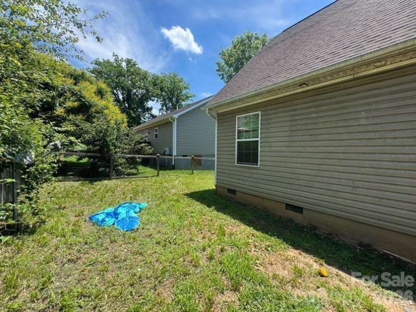 124 Oakland Road, Asheville, NC 28801.  MLS# CAR4409756, YatesRealty ID 42881. 