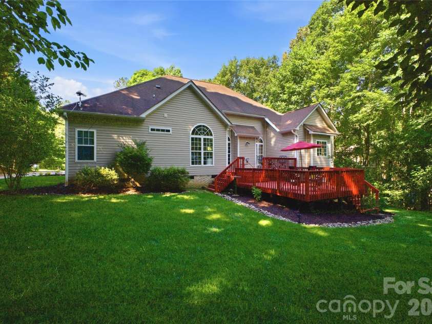 136 Edge Hill Drive, Fort Mill, SC 29715.  MLS# CAR4408819, YatesRealty ID 42883. 