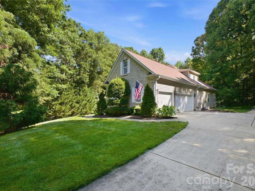 136 Edge Hill Drive, Fort Mill, SC 29715.  MLS# CAR4408819, YatesRealty ID 42883. 