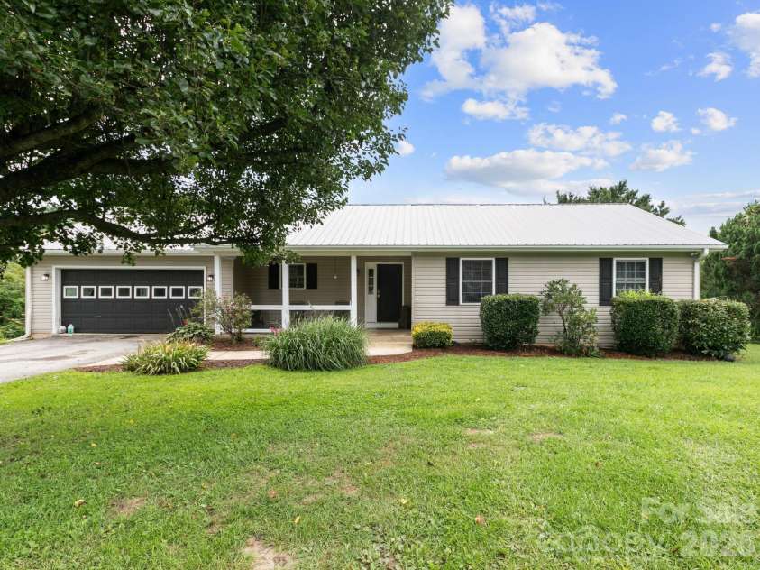 11 Cathy Court, Hendersonville, NC 28792.  MLS# CAR4408135, YatesRealty ID 42884. 