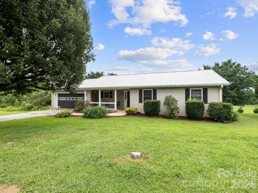 11 Cathy Court, Hendersonville, NC 28792.  MLS# CAR4408135, YatesRealty ID 42884. 