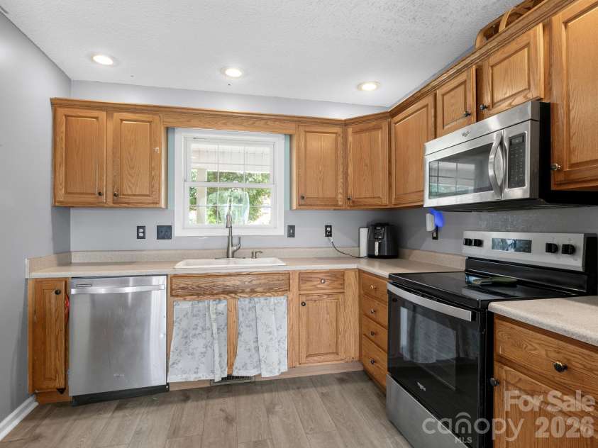 11 Cathy Court, Hendersonville, NC 28792.  MLS# CAR4408135, YatesRealty ID 42884. 