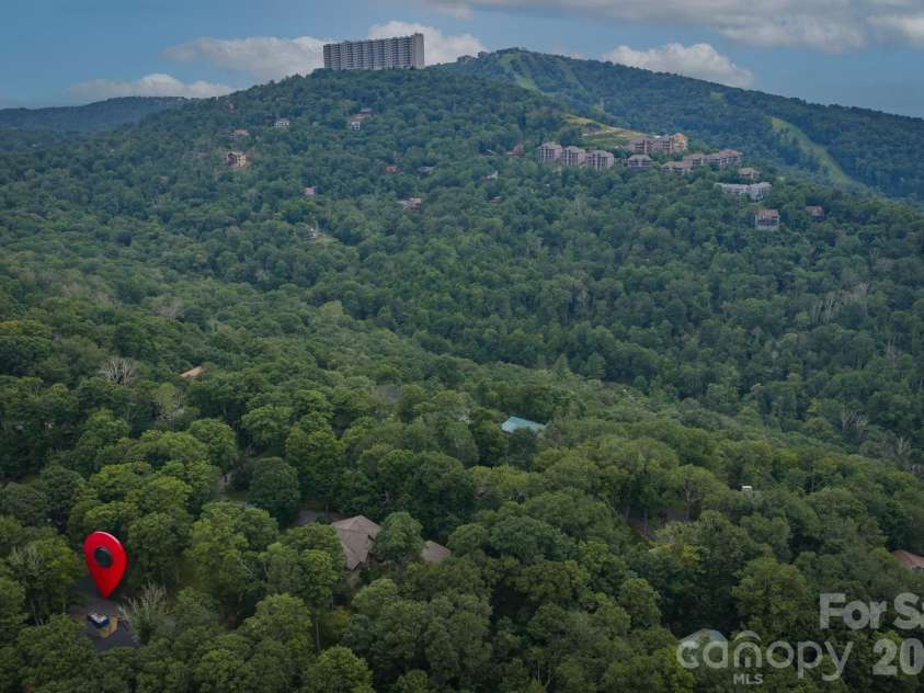 519 Rock Spring Circle, Sugar Mountain, NC 28604.  MLS# CAR4411048, YatesRealty ID 42886. Great Sugar Mountain Location