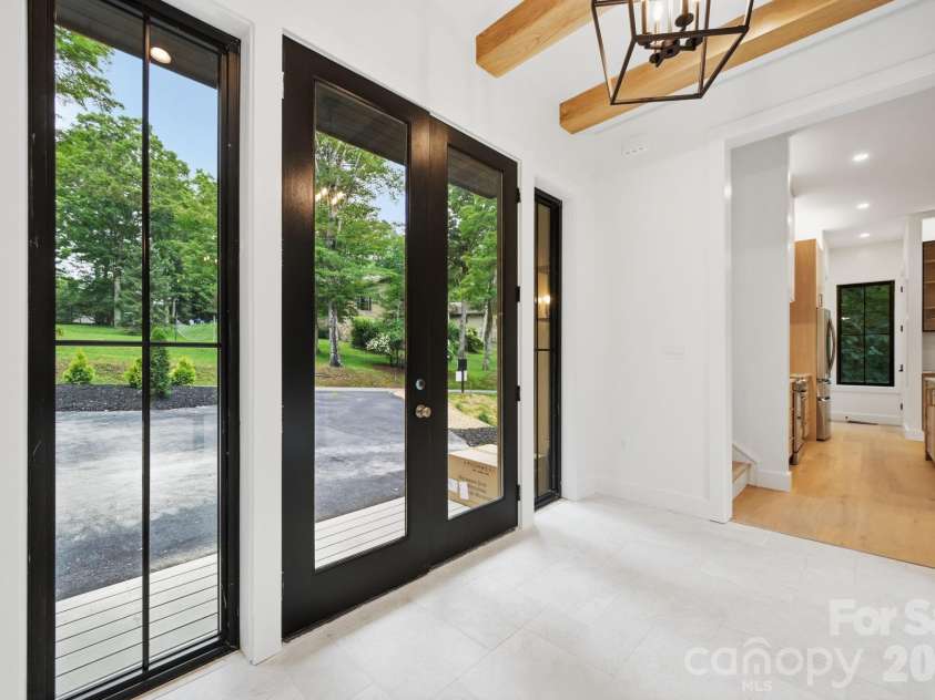 519 Rock Spring Circle, Sugar Mountain, NC 28604.  MLS# CAR4411048, YatesRealty ID 42886. Inviting Entrance and Easy Entry