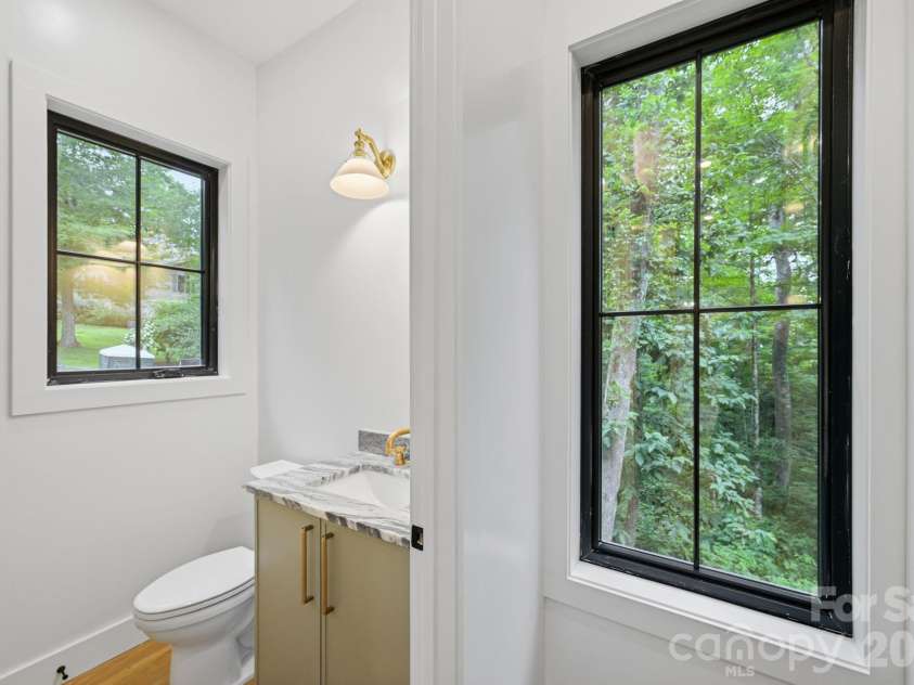 519 Rock Spring Circle, Sugar Mountain, NC 28604.  MLS# CAR4411048, YatesRealty ID 42886. Main Level Half Bath