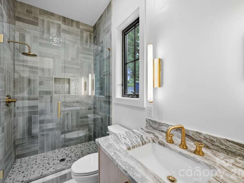 519 Rock Spring Circle, Sugar Mountain, NC 28604.  MLS# CAR4411048, YatesRealty ID 42886. Main Level Suite Bathroom
