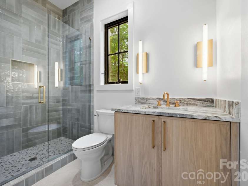 519 Rock Spring Circle, Sugar Mountain, NC 28604.  MLS# CAR4411048, YatesRealty ID 42886. Main Level Suite Bathroom