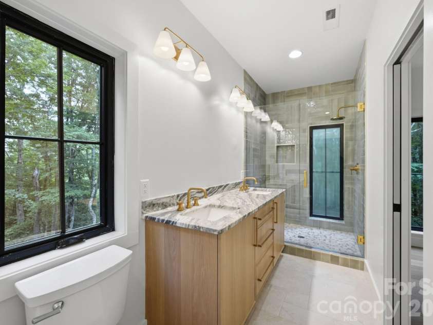519 Rock Spring Circle, Sugar Mountain, NC 28604.  MLS# CAR4411048, YatesRealty ID 42886. Primary Suite Bathroom