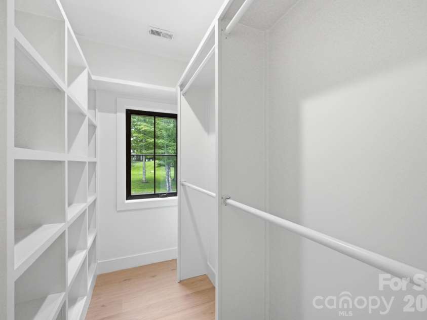 519 Rock Spring Circle, Sugar Mountain, NC 28604.  MLS# CAR4411048, YatesRealty ID 42886. Primary Suite Walk-In Closet