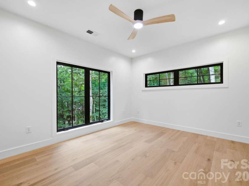 519 Rock Spring Circle, Sugar Mountain, NC 28604.  MLS# CAR4411048, YatesRealty ID 42886. Upstairs Guest Suite