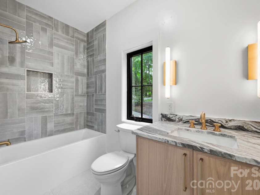 519 Rock Spring Circle, Sugar Mountain, NC 28604.  MLS# CAR4411048, YatesRealty ID 42886. Upstairs Guest Suite Bathroom
