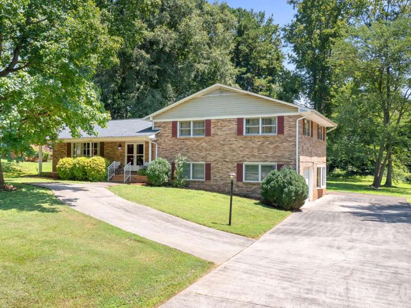 1009 Springs Road, Lincolnton, NC 28092.  MLS# CAR4411194, YatesRealty ID 42887. 