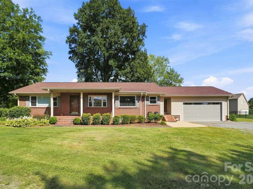 7800 Browne Road, Charlotte, NC 28269.  MLS# CAR4412543, YatesRealty ID 42888. 
