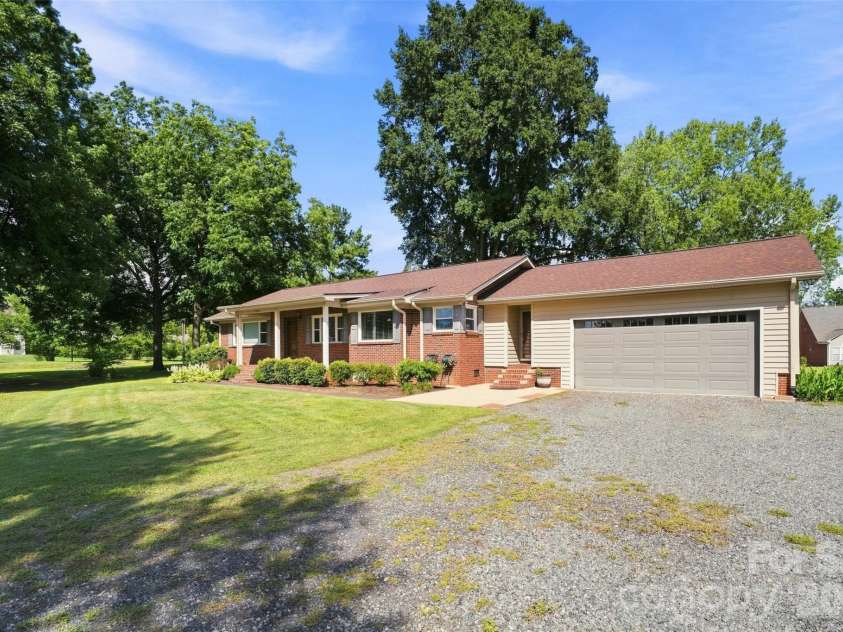 7800 Browne Road, Charlotte, NC 28269.  MLS# CAR4412543, YatesRealty ID 42888. 