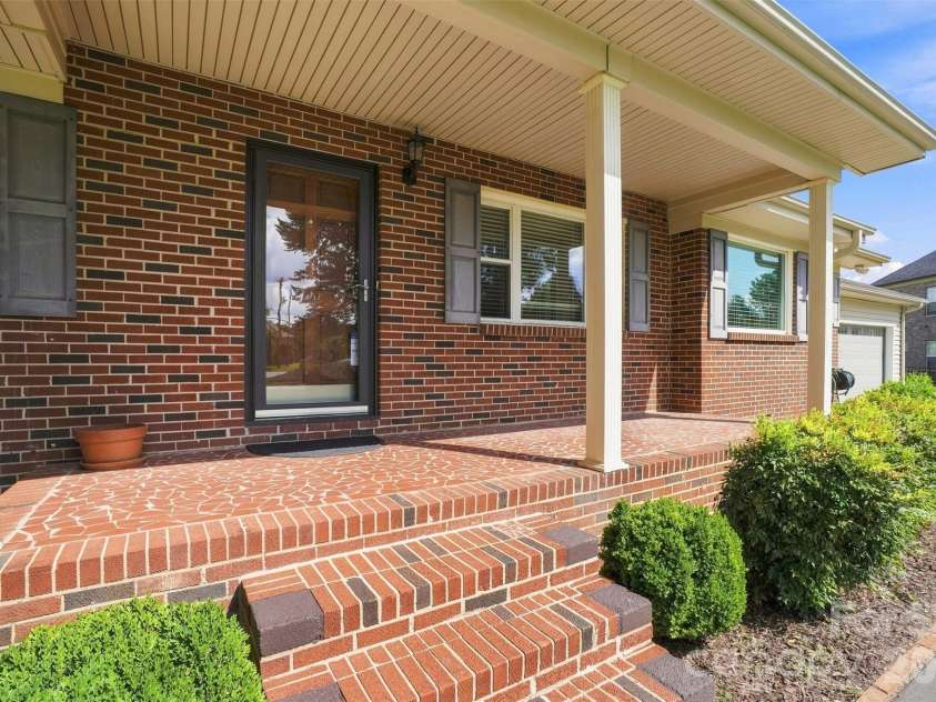 7800 Browne Road, Charlotte, NC 28269.  MLS# CAR4412543, YatesRealty ID 42888. 