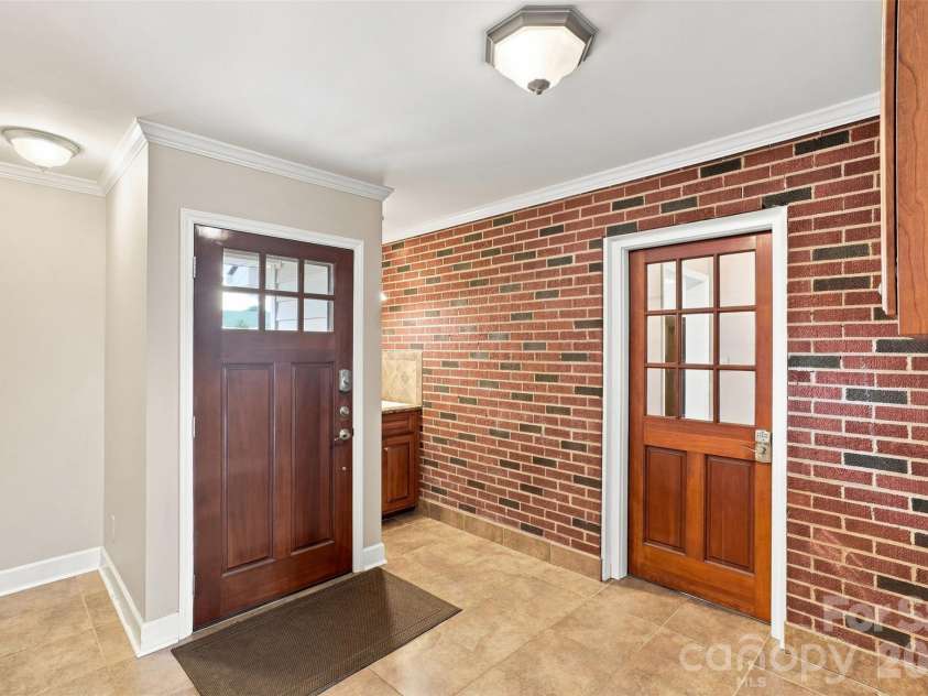 7800 Browne Road, Charlotte, NC 28269.  MLS# CAR4412543, YatesRealty ID 42888. 