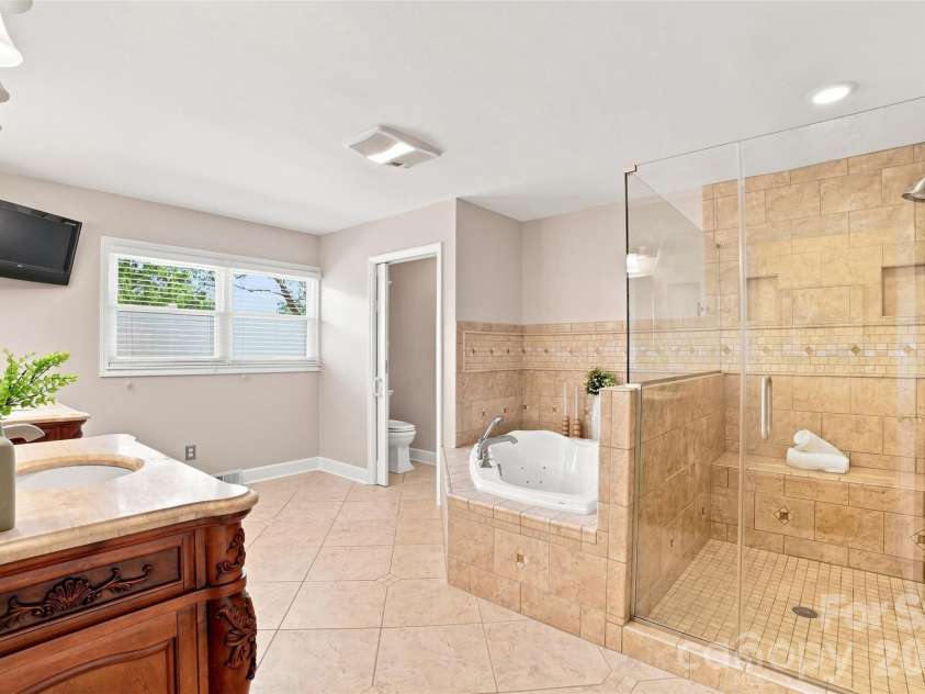 7800 Browne Road, Charlotte, NC 28269.  MLS# CAR4412543, YatesRealty ID 42888. 